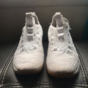 Nike lebron 15 air max low white